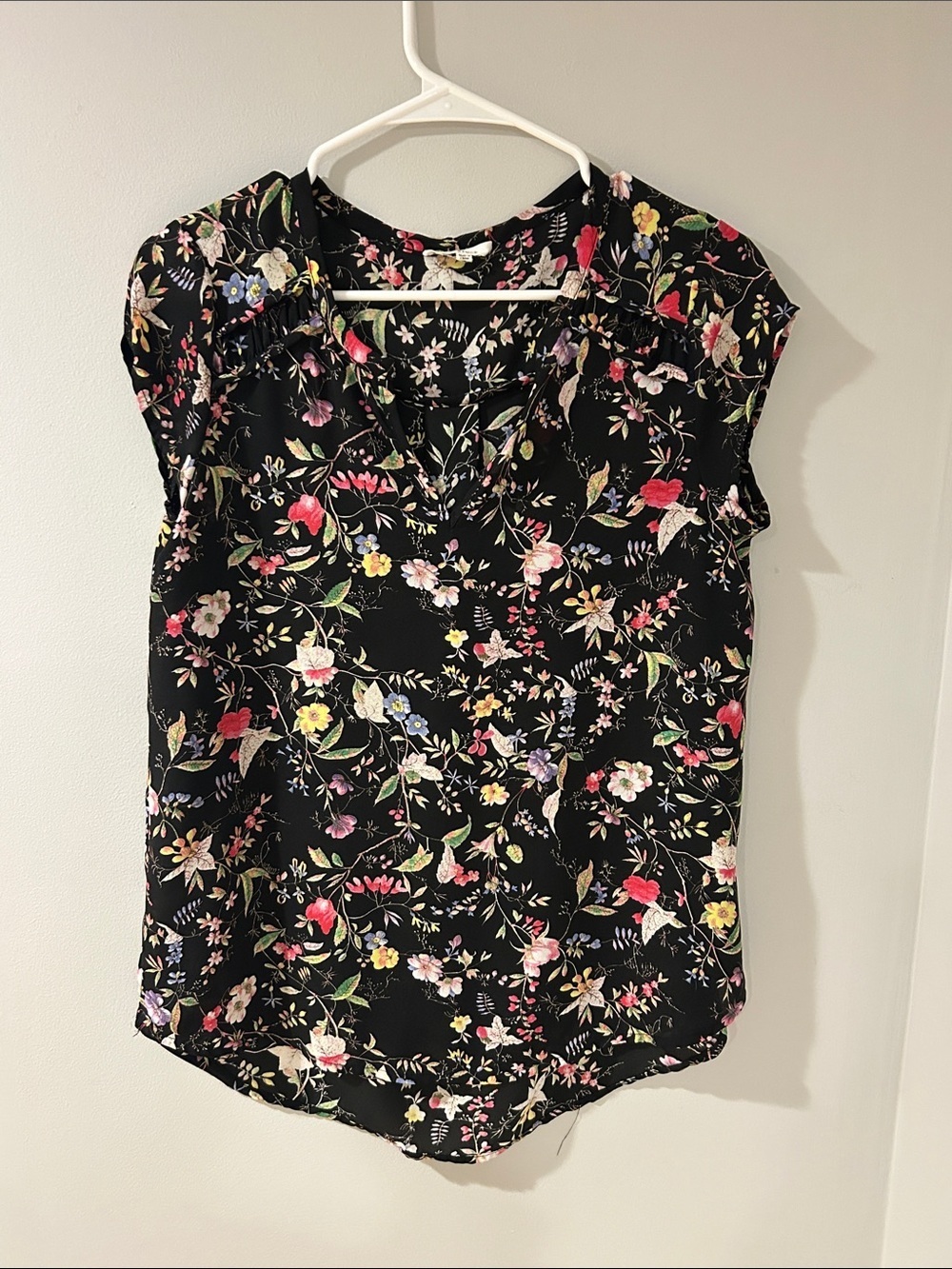 Pleione Floral V-Neck Blouse | Black Multicolor Cap Sleeve Top | Size S